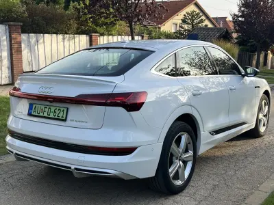 Audi e-tron 2022 (miniatűr)