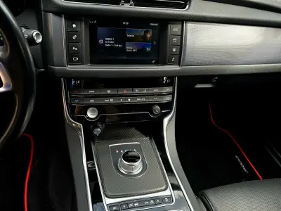 Jaguar XF 2017 (miniatűr)