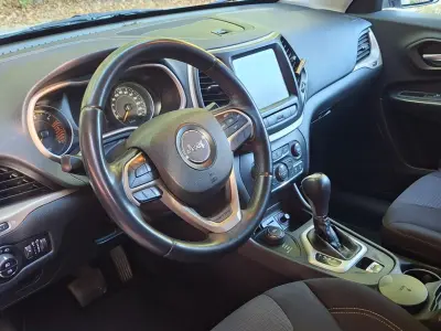 Jeep Cherokee 2015 (miniatűr)