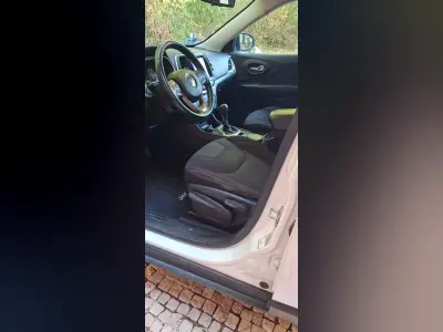 Jeep Cherokee 2015 (miniatűr)