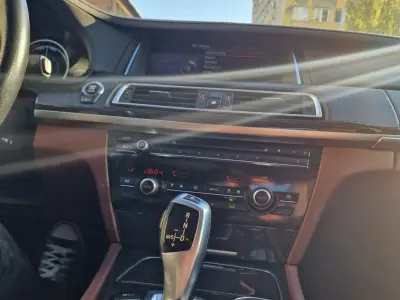 BMW 750 2015 (miniatűr)