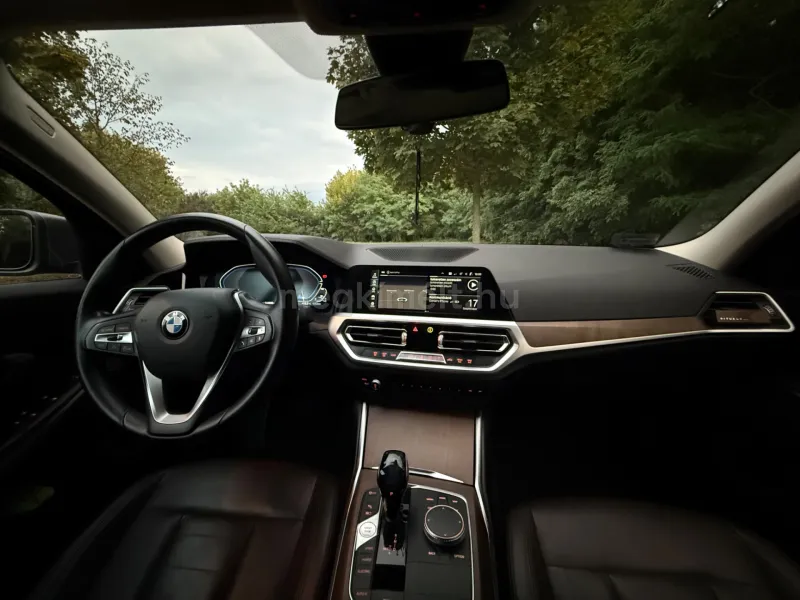 BMW 330 2019