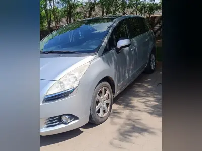 Peugeot 5008 2011