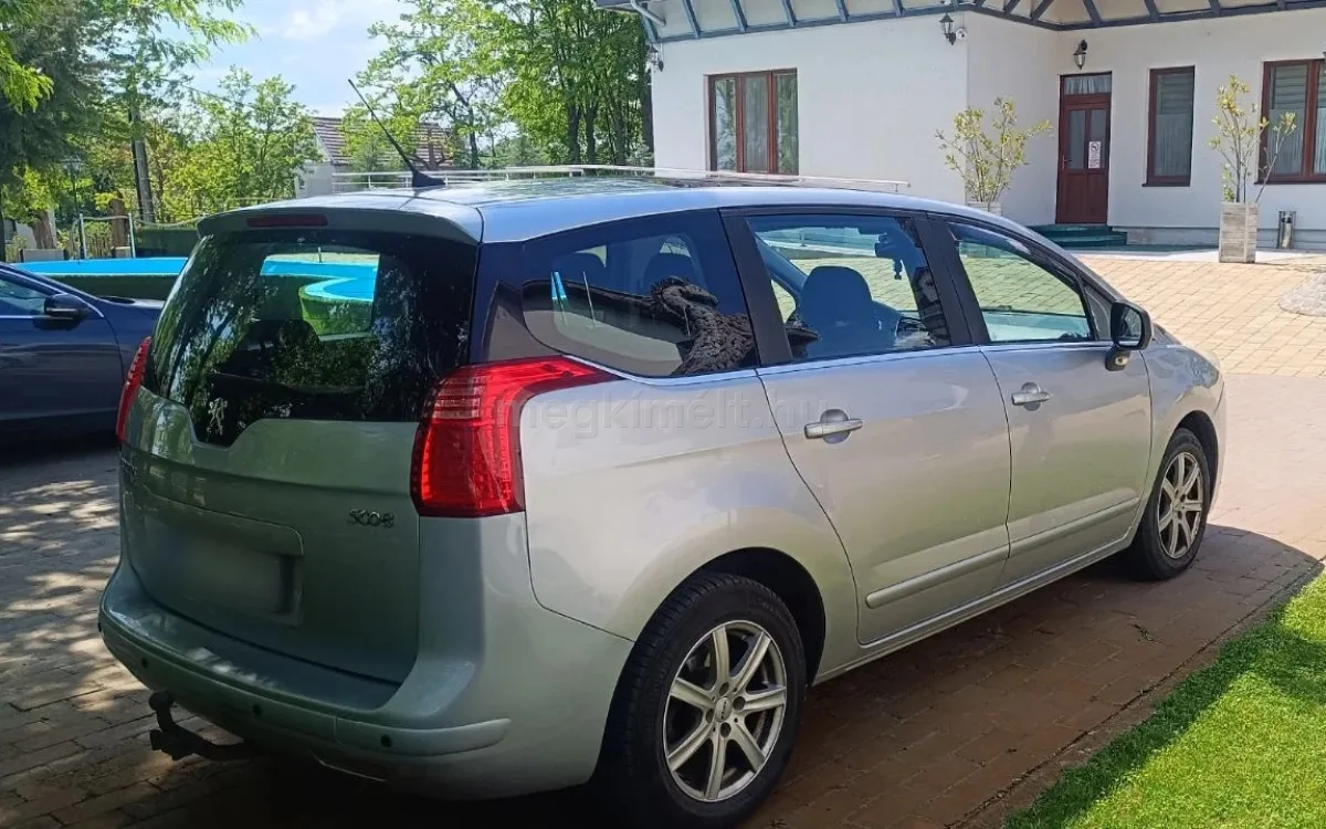 Peugeot 5008 2011