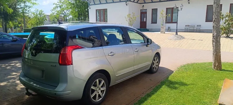 Peugeot 5008 2011