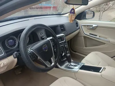 Volvo S60 2011 (miniatűr)