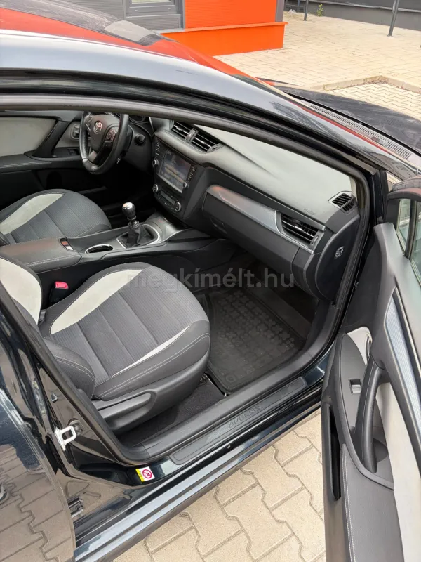 Toyota Avensis 2016