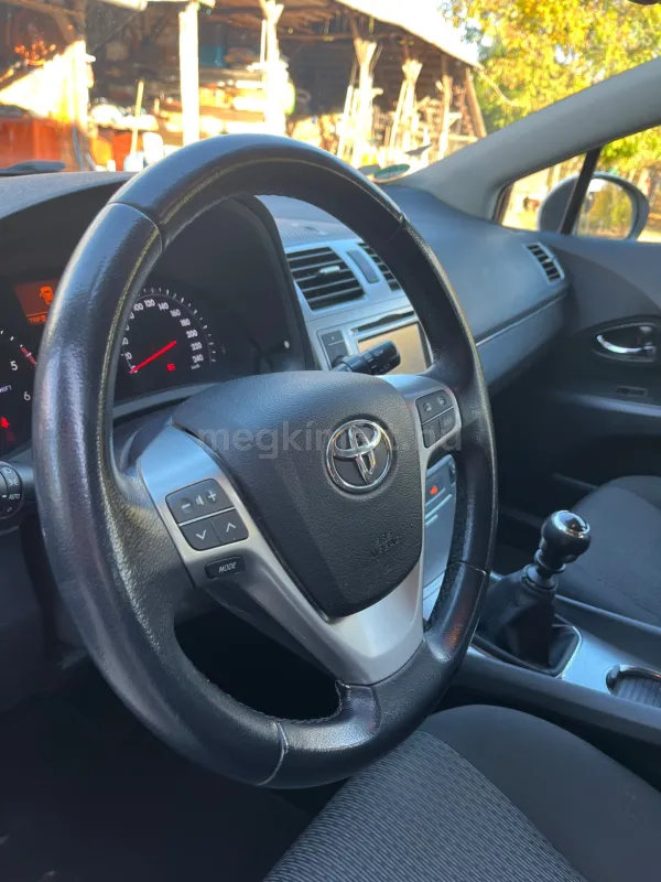 Toyota Avensis 2012