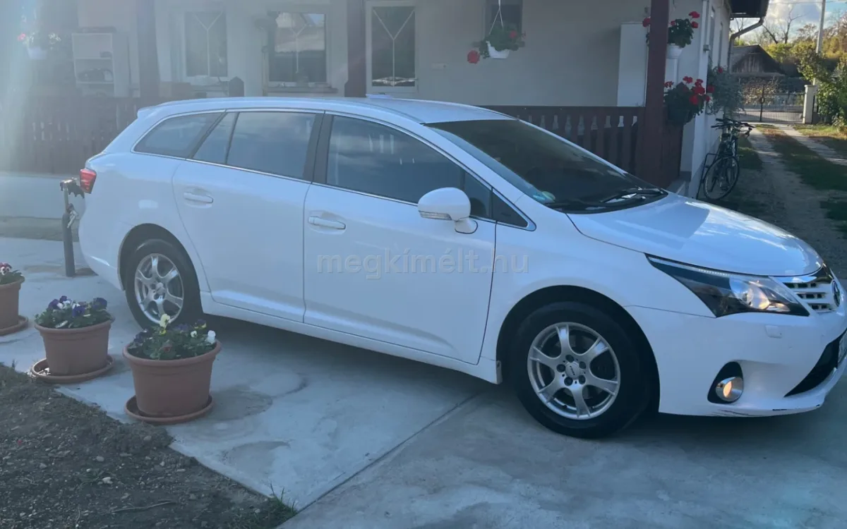 Toyota Avensis 2012