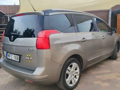 Peugeot 5008 2012 (miniatűr)