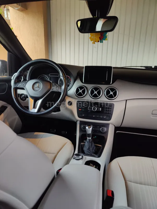 Mercedes-Benz B 180 2012