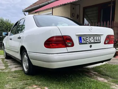 Mercedes-Benz E 220 1995 (miniatűr)