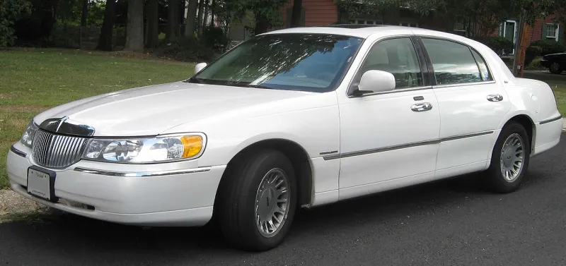Lincoln Town Car Third generation (FN145) (1997–2011)