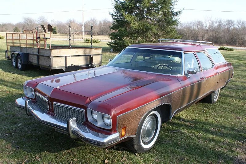 Oldsmobile Custom Cruiser First generation (1971–1976)