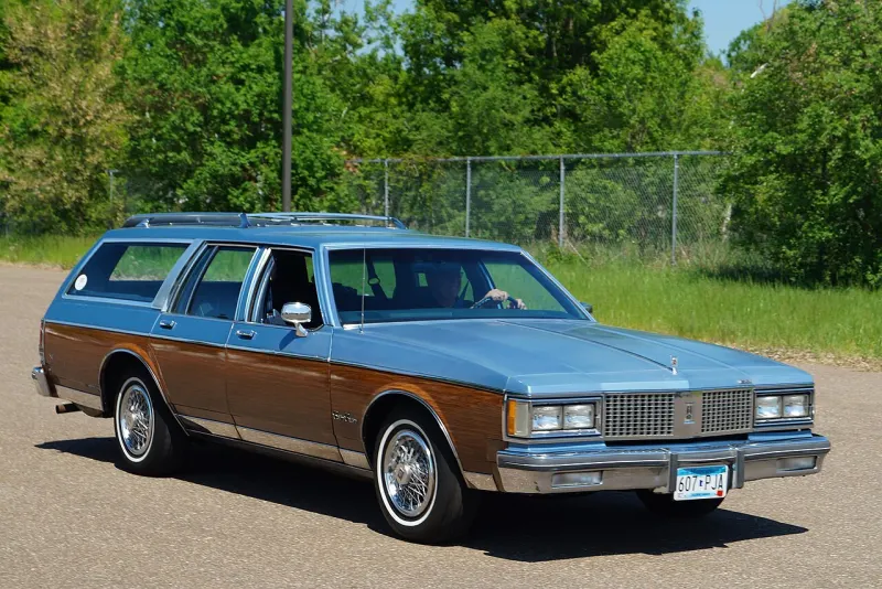 Oldsmobile Custom Cruiser Second generation (1977–1990)
