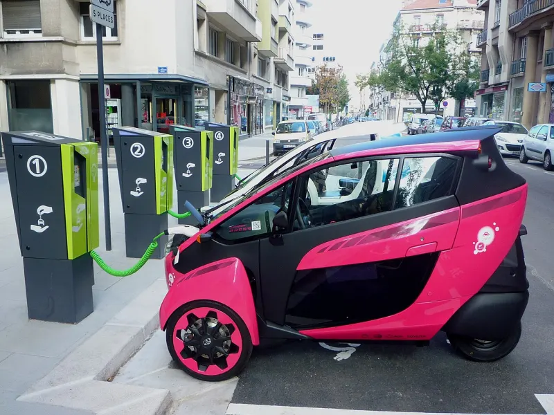Toyota Prius+ i-Road (2013 óta)