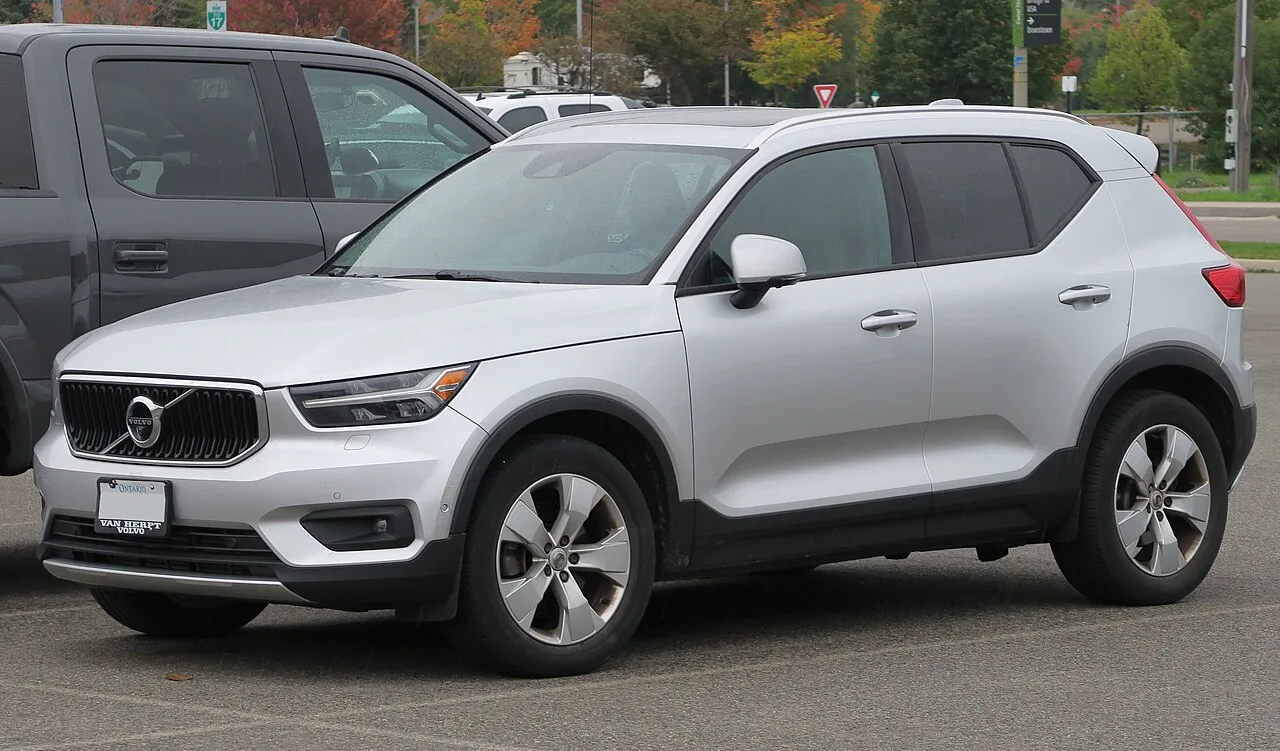 Volvo C40 — Volvo XC40 (2017 óta)